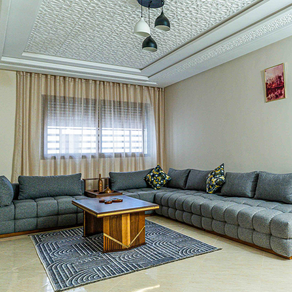 Luxury bedroom with king-size bed and traditional Moroccan architectural details – Golden Sky Home Béni Mellal