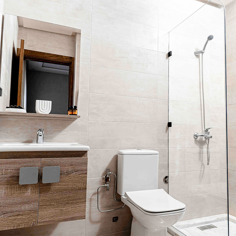 Spacious bathroom with contemporary furniture and Moroccan artistic elements – Golden Sky Home Béni Mellal