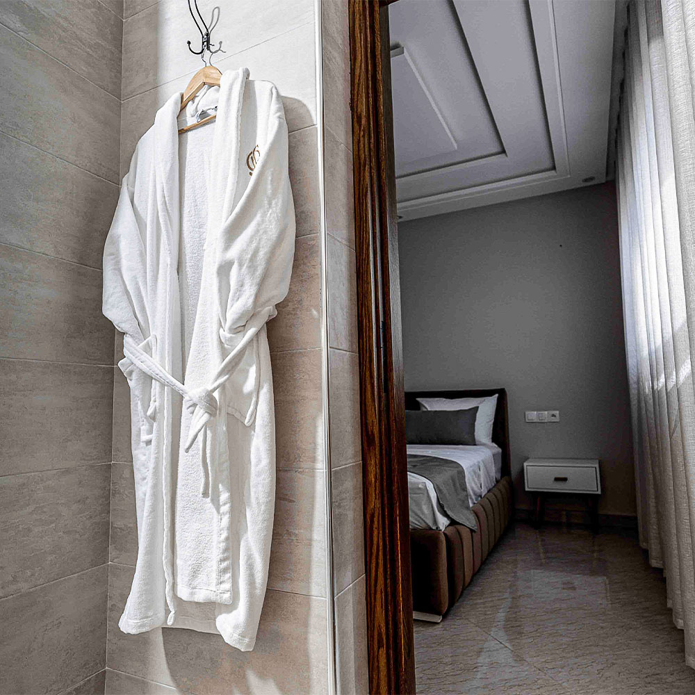 Master bedroom with premium bedding and elegant Moroccan design elements – Golden Sky Home Béni Mellal