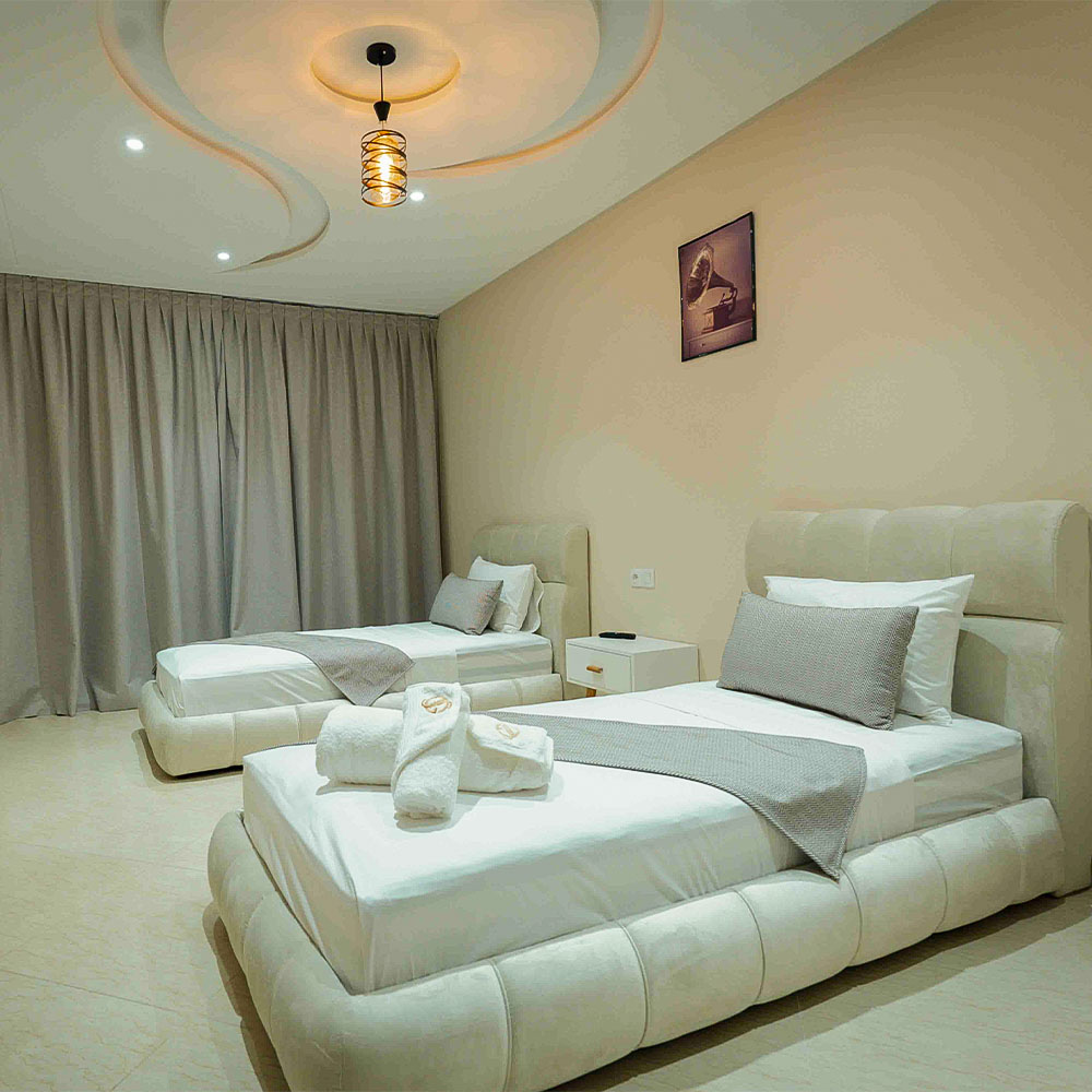 Comfortable lounge area with traditional Moroccan design and relaxing ambiance – Golden Sky Home Béni Mellal